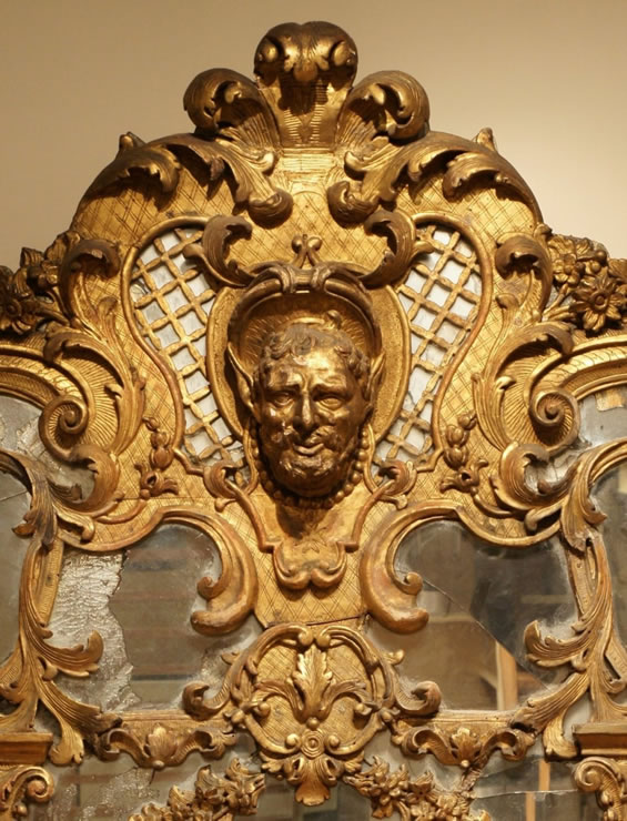 Regence carved and gilded mirror
