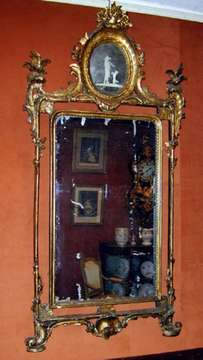Neapolitan carved and gilded mirror