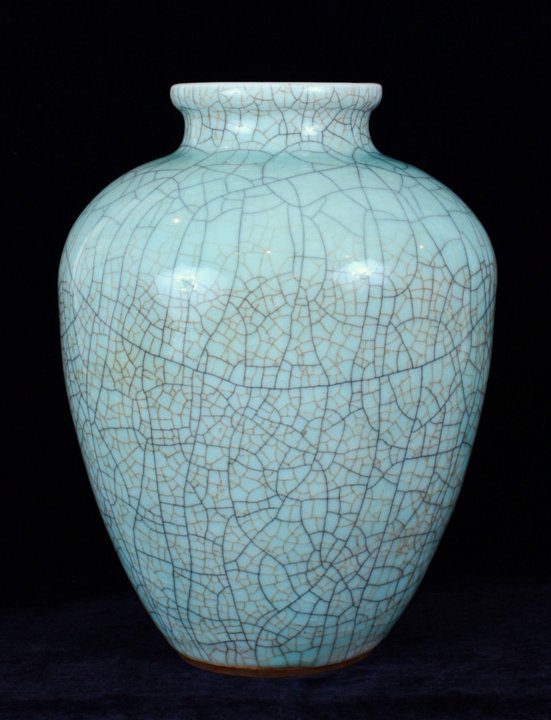 Chinese 18th century guan-type crackle glaze vase