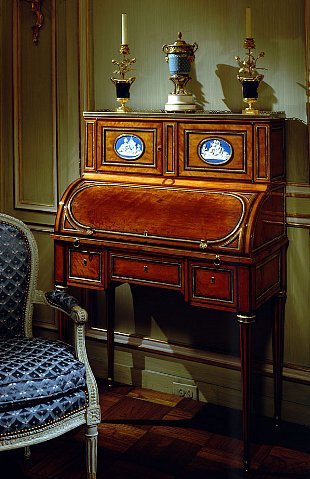 Louis XVI bureau  cylindre veneered in lemonwood with Wedgwood plaques